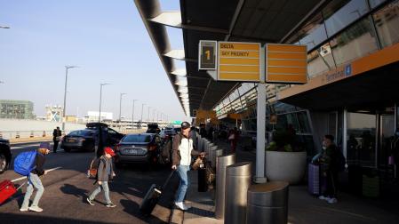 Viajeros caminan en el aeropuerto John F. Kennedy de Nueva York