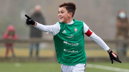 El capitán de San Juan Bautista Irurzun celebra un gol durante su partido contra Bernart Etxepare