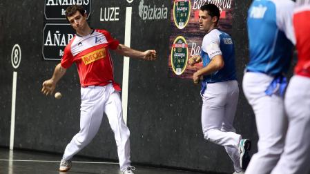 Julen Martija golpea con su derecha ayer en el Bizkaia de Bilbao
