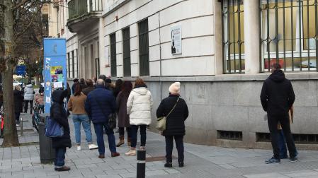 Colas en el exterior del centro de salud Doctor San Martín de Pamplona
