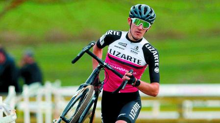 Arrieta, bici en mano, para superar uno de los obstáculos