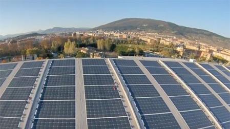 Placas fotovoltaicas en un edificio de Pamplona