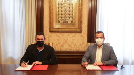 Pablo Roncal y Roberto Cámara, en la firma del convenio en el Palacio de Navarra.
