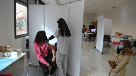La tudelana Ángela Osta recibe la tercera dosis de la vacuna