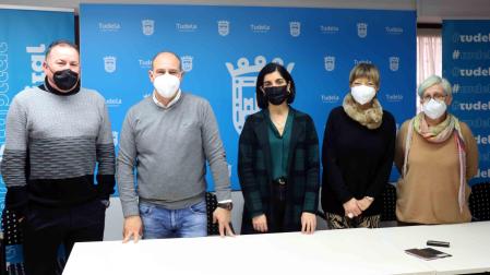 De izda. a dcha.: Francisco Santos Escribano, Manuel Santos Burgaleta, Merche Anón, Mª Rosario Abascal y Beatriz Pérez, en la presentación este lunes de la campaña ‘Miradas de nuestra gente, láminas de nuestra historia’