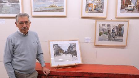 César Viteri, en la exposición junto a la acuarela que plasma un amanecer en la Avenida Carlos III