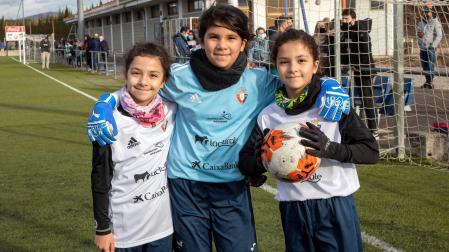 Las hermanas Sofía, Carla y Chiara Giacoli Sánchez, del Claret Larraona, posan ante la cámara antes de su partido contra el colegio Virgen Blanca