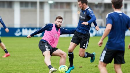 Jon Moncayola intenta arrebatar el esférico a Oier durante el entrenamiento de Osasuna de este martes, 28 de diciembre