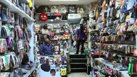Ambiente ayer por la tarde en el interior de La Máscara, una de las tiendas de referencia en Pamplona en disfraces.