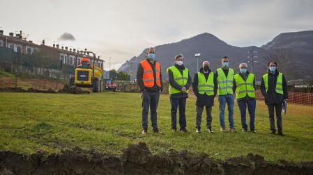 De izquierda a derecha: el gerente de la empresa adjudicataria Construcciones Boreste, Aritz Iturrarte; el director general de Obras Públicas e Infraestructuras, Pedro López; el consejero de Cohesión Territorial, Bernardo Ciriza; el alcalde de Irurtzun, Aitor Larraza; el concejal Eduardo Murugarren; y el director del Servicio de Nuevas Infraestructuras, Jesús Polo
