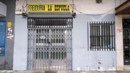 Fachada del bar Freiduría La Espuela, donde el 28 de diciembre fueron encontrados dos cadáveres, a 28 de diciembre de 2021, en Parla, Madrid