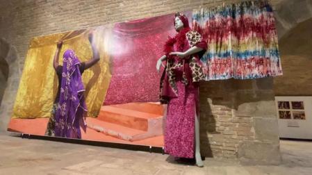 La primera planta del Pabellón de Mixtos alberga la exposición ‘El lenguaje de las telas, arte textil en África Occidental’