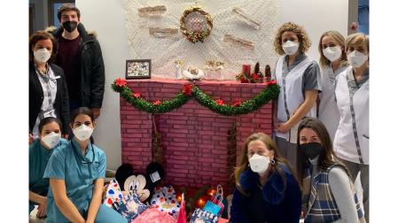 Júlia Franch y Javier Alberto, junto a un grupo de enfermeras de la CUN, encargadas de repartir los regalos