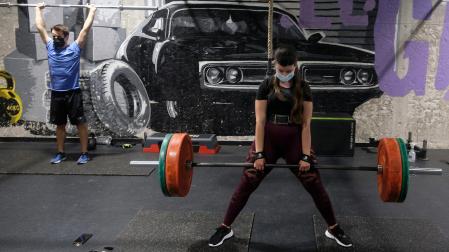Melani de la Caridad y Jaime Fuente, de 19 y 25 años, entrenan en el gimnasio Altafit de Pamplona, el día que se aprobó la normativa que exige el certificado covid