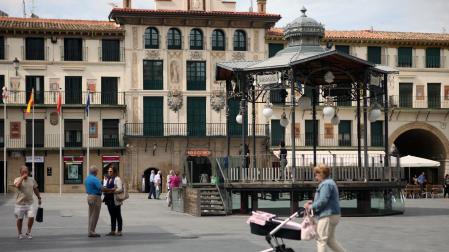 Varias personas pasean junto al quiosco de la plaza de los Fueros, centro neurálgico de Tudela