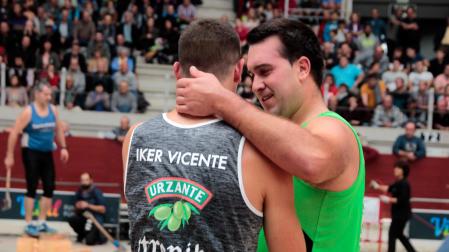 Iker Vicente y Mikel Larrañaga, en el campeonato de Euskadi de Aizkora celebrado en 2019