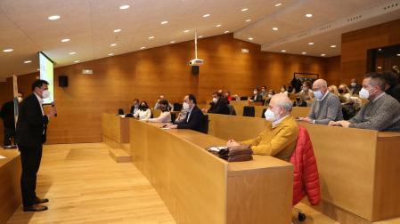 Álex Uriarte se dirige a los asistentes a la asamblea anual de AEDIPE, en la que se presentó el informe