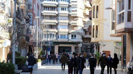 Varios viandantes caminan por la céntrica calle Gaztambide-Carrera de Tudela