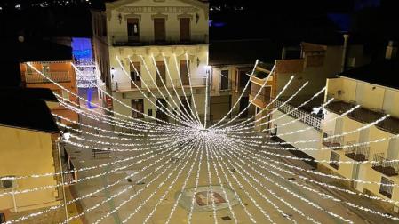 La plaza de Mélida iluminada con una ‘araña’ de luces