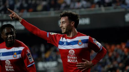 El delantero del Espanyol Javi Puado (d) celebra tras marcar el 1-2 durante el encuentro de la LaLiga Santander disputado este viernes en el estadio de Mestalla, en Valencia