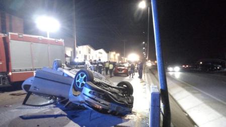 El vehículo terminó volcando