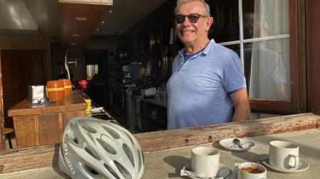 Alberto Arrieta Artaiz, de 67 años, en el ventanal del restaurante Gau Txori desde el que sirve los cafés gratis a los ciclistas en Año Nuevo