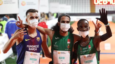 Nassim Hassaous, a la izquierda, junto a Mohamed Katir (centro) y Rodrigue Kwizera