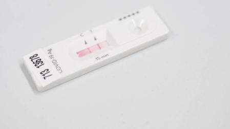 Un test de antígenos con resultado positivo