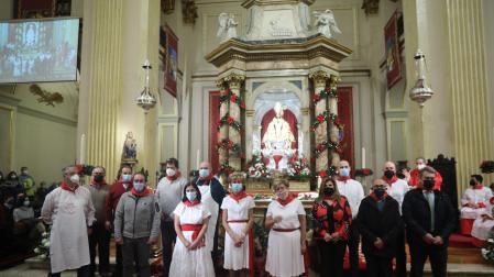 Los representantes de las agrupaciones musicales homenajeadas posan juntos ante la imagen de San Fermín