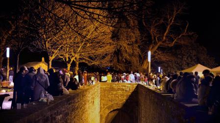 Alrededor de 200 jóvenes se reunieron en la Calle del Redín de Pamplona (Caballo Blanco) para celebrar un macrobotellón que no registró incidentes importantes. Las dos imágenes superiores corresponden a dos momentos del festejo en diferentes horas