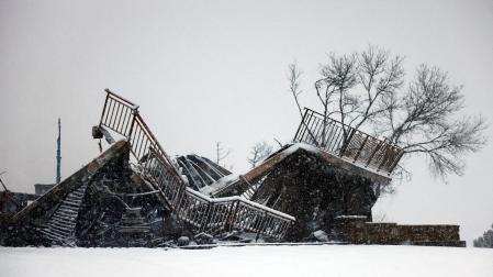 Estructura dañada por los incendios y cubierta por la nieve en Colorado