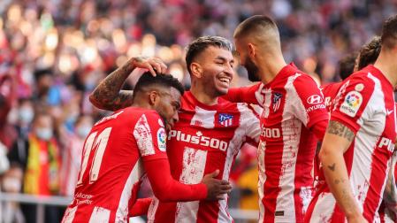 Correa celebra uno de sus goles junto a sus compañeros