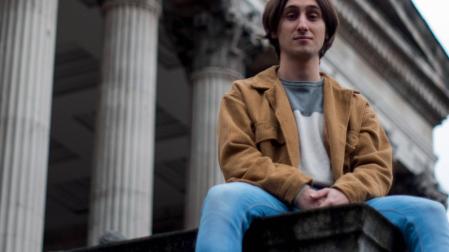Martín Esparza Iaizzo frente a la fachada del edificio central de la UCL