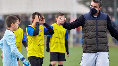 El entrenador de Mater Dei trata de animar a sus jugadores en el encuentro ante San Cernin