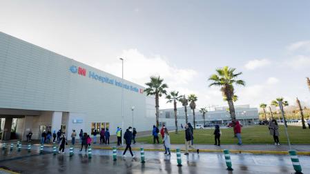 Varias personas esperan para hacerse el test Covid-19 en el Hospital de Alcorcón el pasado 27 de diciembre