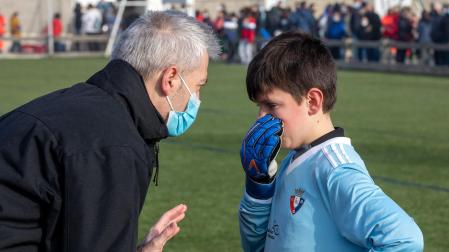 El entrenador de Sagrado Corazón, Miguel Ángel Ongay, consuela a su portero tras la derrota contra La Compasión