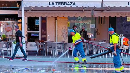 Labores de limpieza viaria en la plaza de los Fueros de Estella el pasado otoño