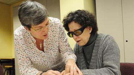 La figura del promotor de braille tiene como objetivo intensificar la enseñanza para personas que pierden la visión en edad adulta