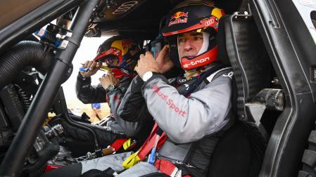 El español Carlos Sainz (Audi) ganó la tercera etapa del Dakar, disputada en Al Qaisumah (Arabia Saudí) y que contó con 113 kilómetros menos de tramo cronometrado 
AFP7 

03/01/2022 ONLY FOR USE IN SPAIN