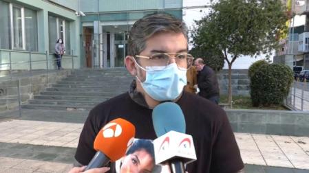 La familia de Sara ha acudido a primera hora a las puertas de los juzgados de la ciudad portuaria a la espera de tener noticias de los jueces