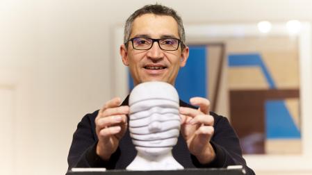 Joseba Lekuona, junto a la única escultura figurativa realizada con mármol de Carrara.