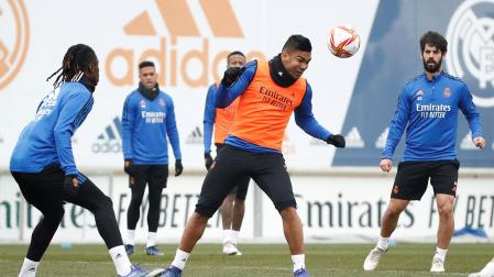 El centrocampista brasileño del Real Madrid Carlos Henrique Casemiro (c) participa en el entrenamiento del equipo este martes en Madrid para preparar su partido de dieciseisavos de final de la Copa del Rey de fútbol contra el Alcoyano