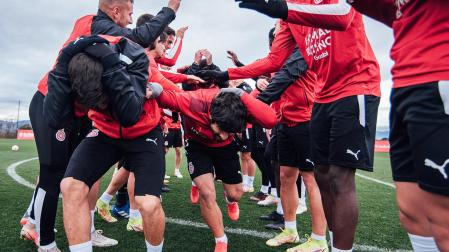 Los jugadores del Girona hacen el "túnel" a dos compañeros durante el entrenamiento de este miércoles, 5 de enero
