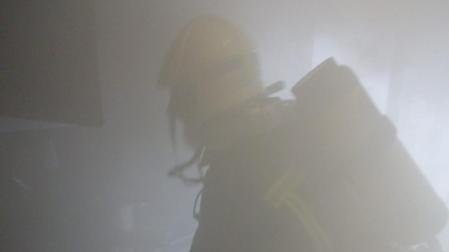 Un bombero actúa en el incendio de una cocina en la calle del Pico de Ori