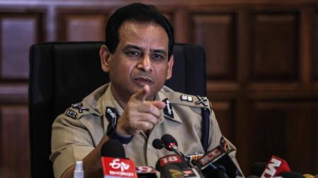 Hermant Nagrale, comisionado de la Policía de Mumbai habla durante una rueda de prensa sobre el caso de la aplicación que subastaba mujeres musulmanas