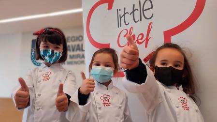 De izquierda a derecha las ganadoras del concurso con sus filipinas de chef: Uxue Rodríguez Idoate, María Berridi Visiers y Elena Andueza Moracho
