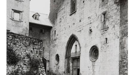 Fachada occidental de la iglesia de Roncesvalles en 1916 (foto Archivo Mas)