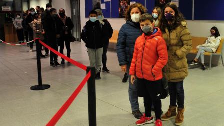 Varios niños esperan en fila con sus familias para vacunarse en Tafalla el pasado 15 de diciembre