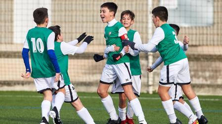 Los jugadores de Juan Bautista Irurzun celebran uno de los goles de las semifinales