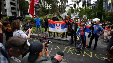 Manifestantes a las afueras del hotel donde el tenista Novak Djokovic está retenido